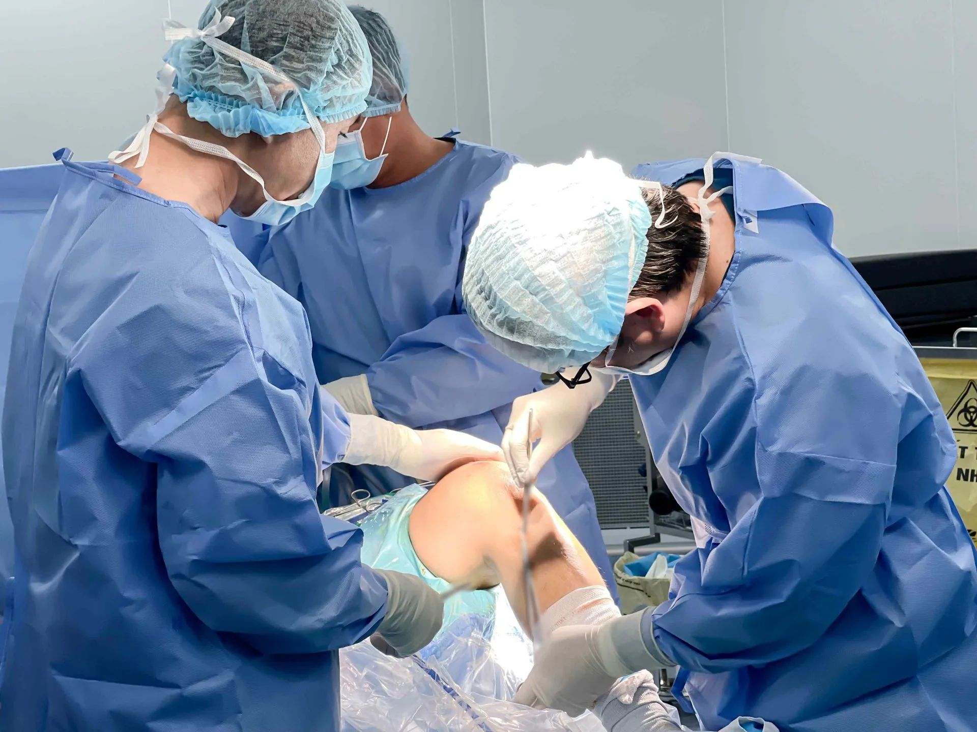 Vinmec Cần Thơ phẫu thuật thành công chấn thương khớp gối do đá bóng, thực hiện bởi giáo sư từng điều trị cầu thủ chuyên nghiệp